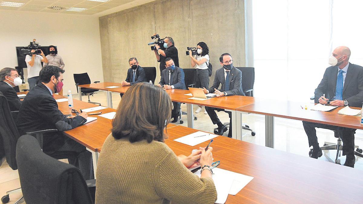 Díaz Manzanera, segundo por la derecha, preside el encuentro con la patronal, los sindicatos y la Inspección de Trabajo.