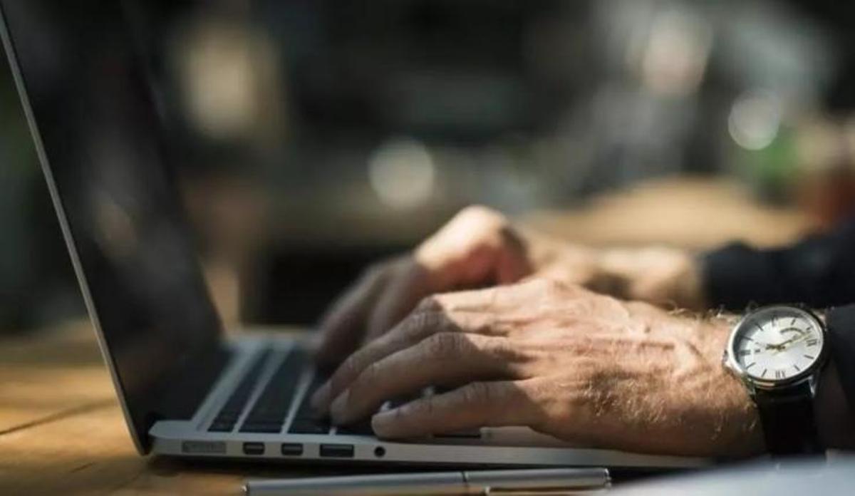 Una persona escrivint en un ordinador