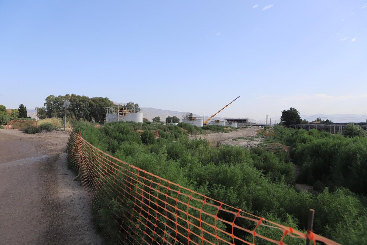 Vista general de las obras, a escasos metros del lugar de las protestas.