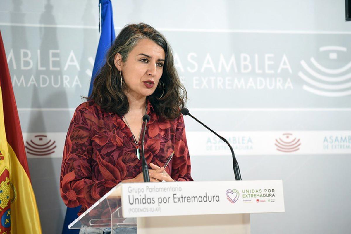 La presidenta de Unidas por Extremadura, Irene de Miguel, en rueda de prensa este martes