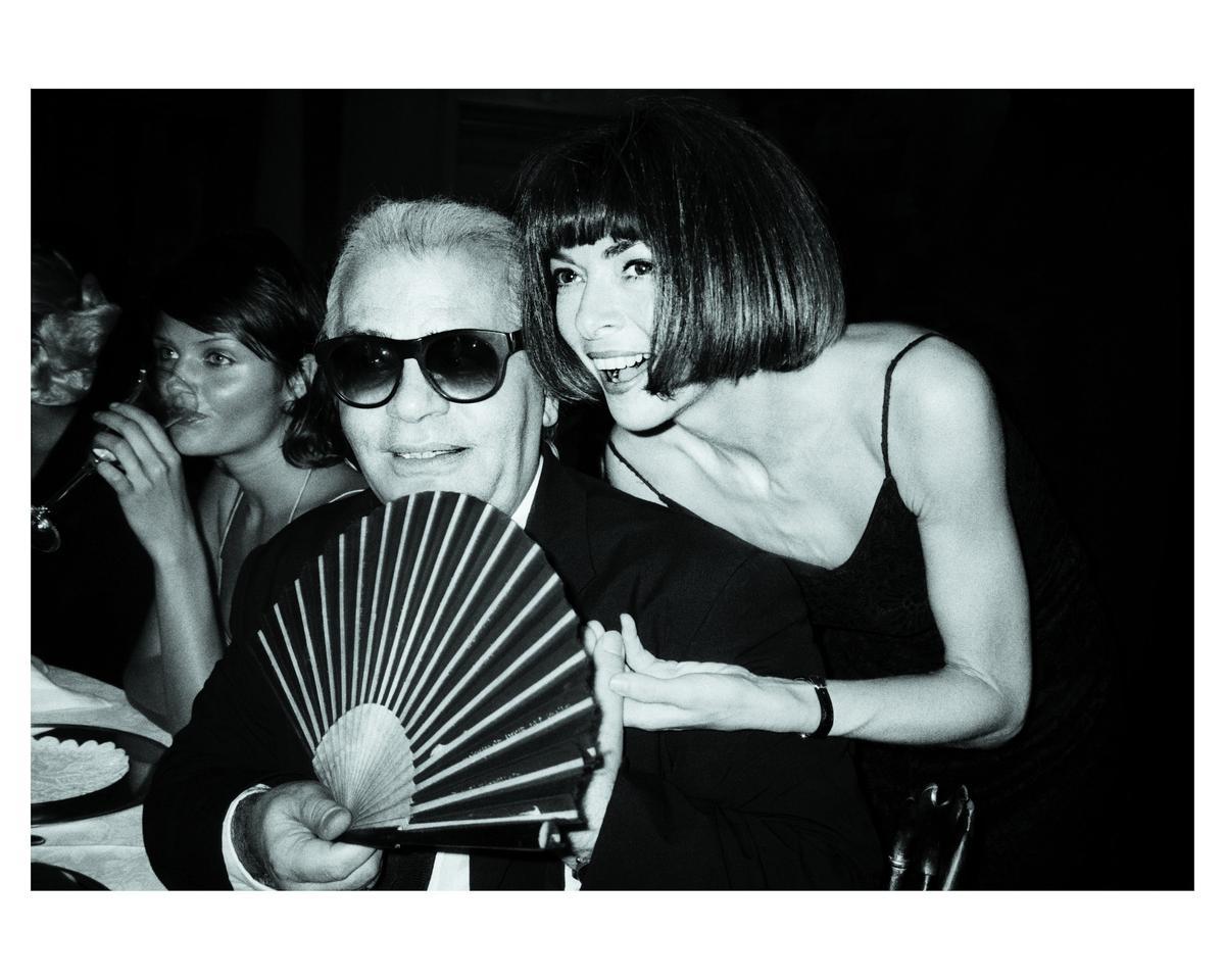 Anna con Karl Lagerfeld (y Helena Christensen detrás) en la fiesta por el 30º aniversario del 'Vogue' italiano, en Milán en octubre de 1994.