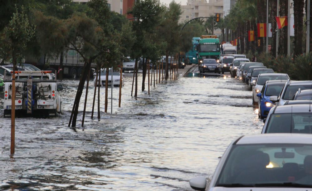 El paseo marítimo de Huelin y la calle Pacífico amanecían inundadas por el agua y provocando retenciones de tráfico.