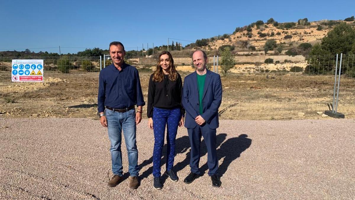 Robert Raga, Isaura Navarro y Joan Piquer frente al vertedero Basseta Blanca en Riba-roja.