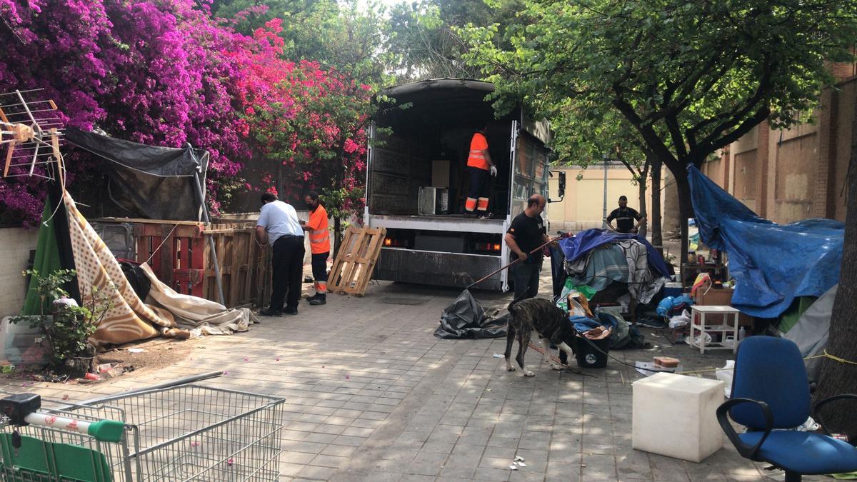 Un camión y la brigada retiró los enseres y muebles que quedaban en la zona.