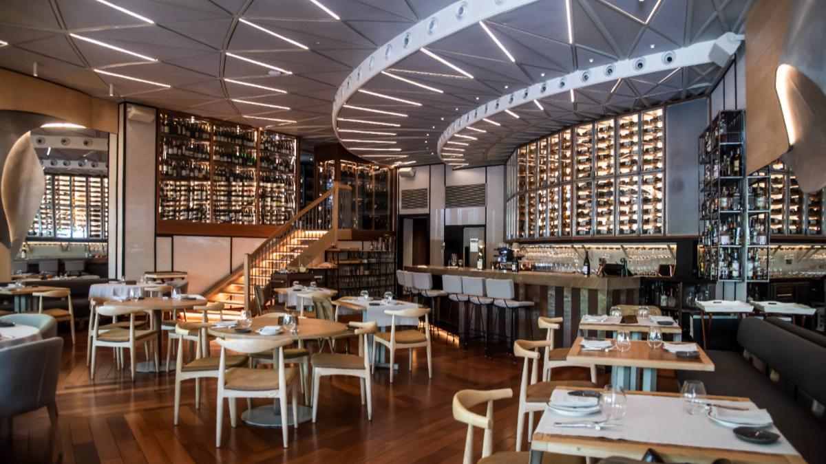 Berria, en la Plaza de la Independencia, ha convertido su espacio en un destino para amantes del vino y la gastronomía, con una cava única y vistas privilegiadas al Paisaje de la Luz.