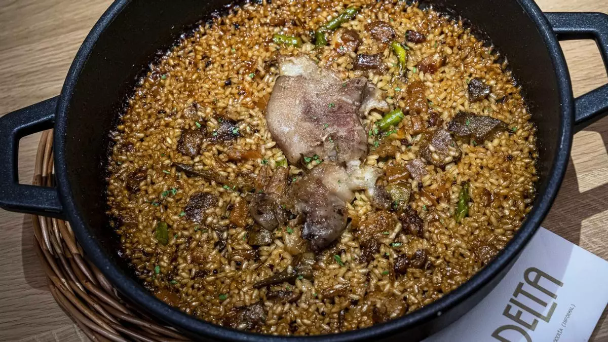El restaurante Delta y el arroz que engancha: 'peu de porc' con salsa de callos y caldo de 'escudella'
