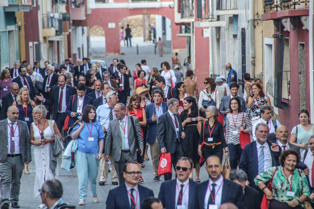 Los directivos de la reunión anual del Instituto Cervantes que acoge el Colegio Santo Domingo visitaron la casa museo Miguel Hernández, el museo de arte sacro y la Catedral