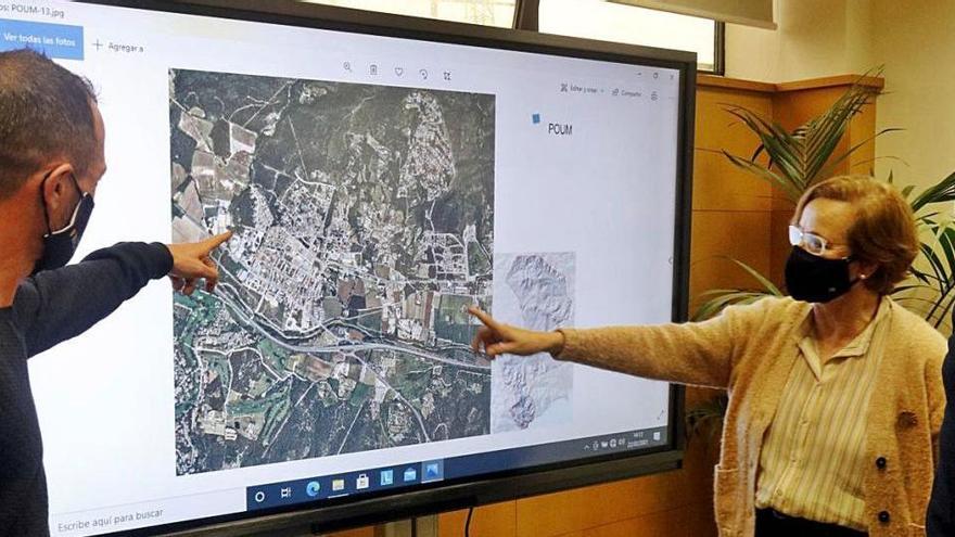 L&#039;alcadessa i els regidors d&#039;Urbanisme i Obres Públiques, davant el mapa del nou POUM.