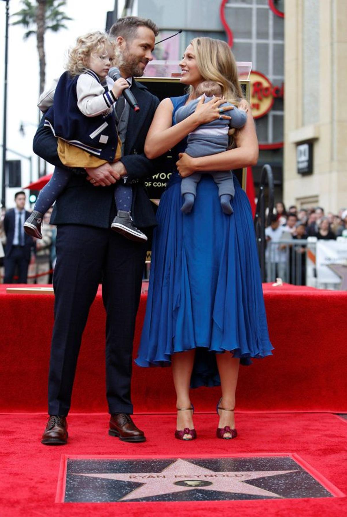 Ryan Reynolds celebra su estrella en el Paseo de la Fama junto a su familia