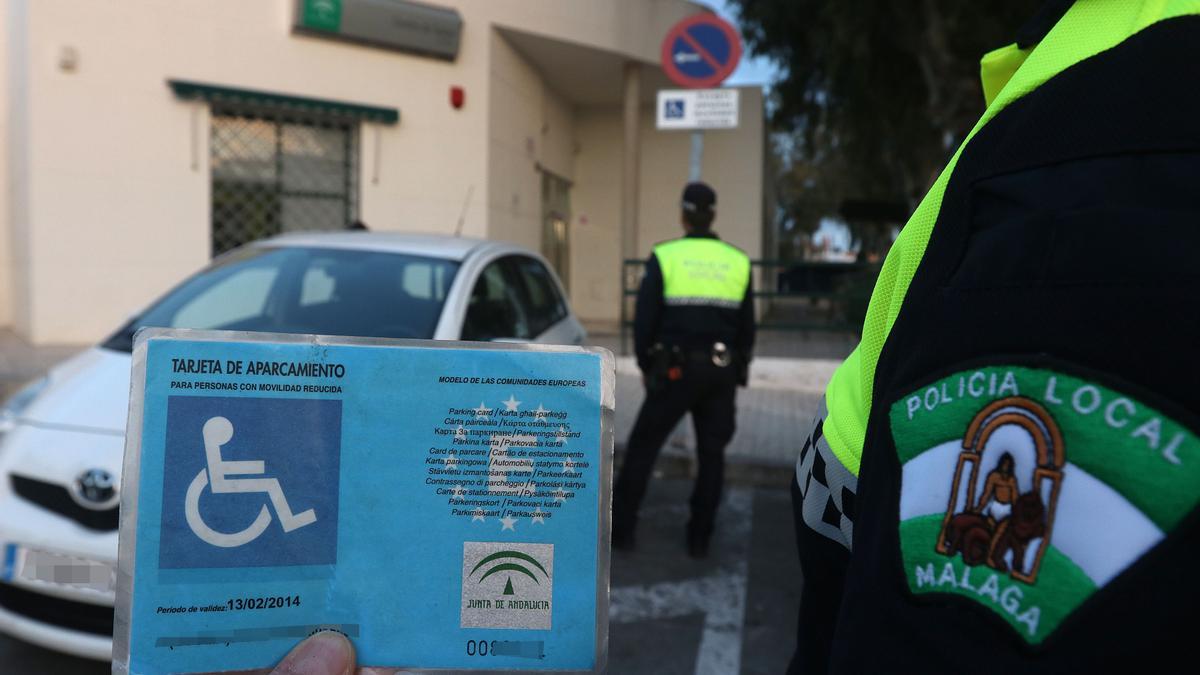 La Policía Local revisa una tarjeta de aparcamiento para personas con movilidad reducida