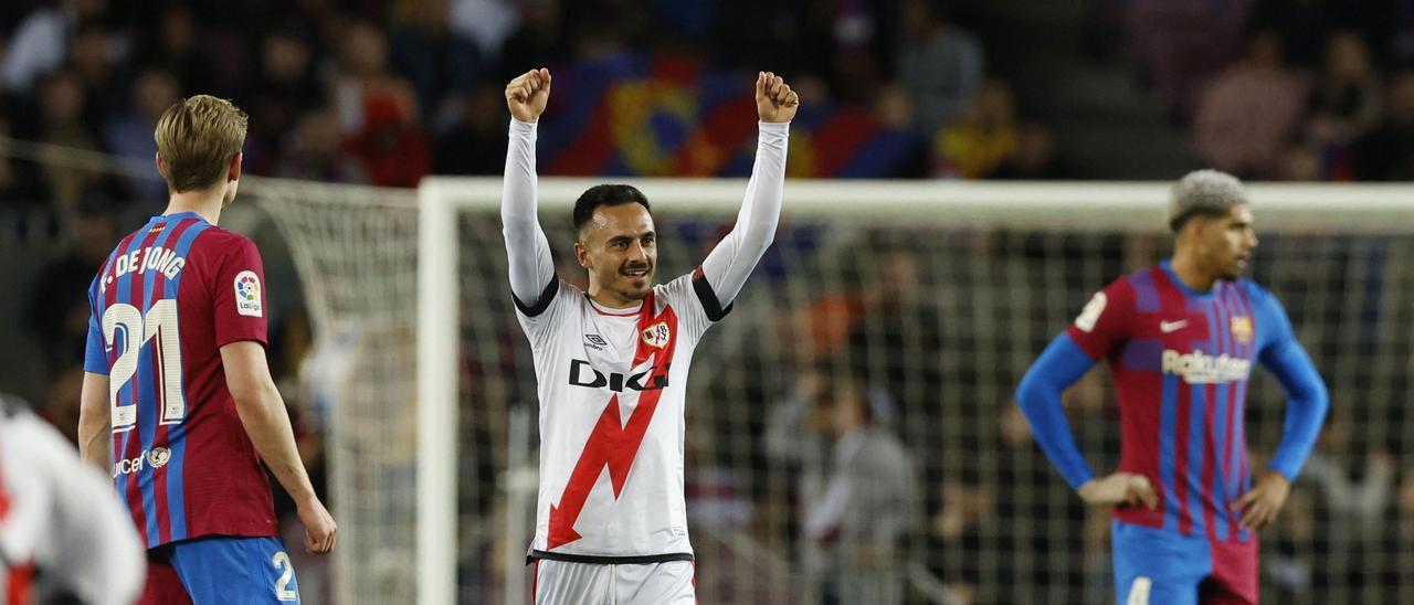 Álvaro García festeja el gol del Rayo del pasado domingo ante el Barcelona en el Camp Nou.