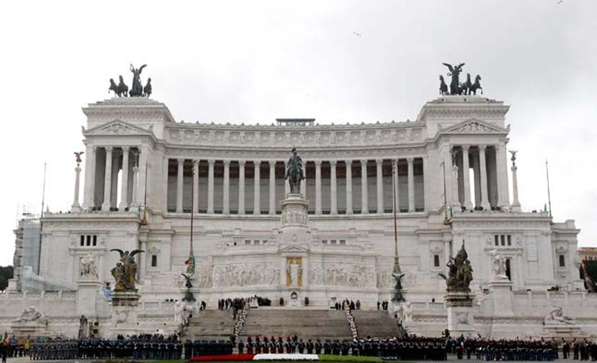 Parada militar en el monument de Víctor Manuel II a la plaça Venècia de Roma, durant les celebracions del 150 aniversari de la unificació italiana.