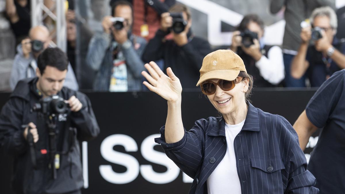 Juliette Binoche llega al festival de cine de San Sebastián.