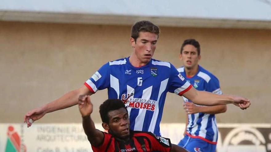 El lalinista Jemba cae ante Sancho mientras disputan un balón, ayer, en el Cortizo. // Bernabé/Gutier