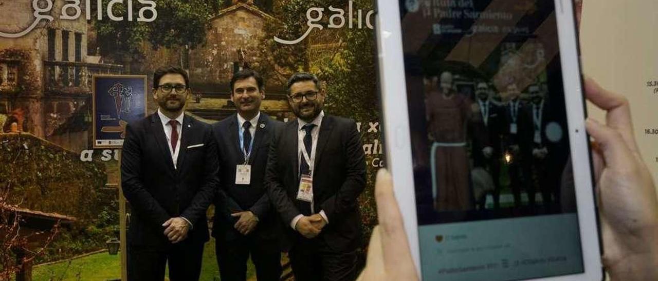 Representantes de la Mancomunidade do Salnés, fotografiados con el Padre Sarmiento. // FdV