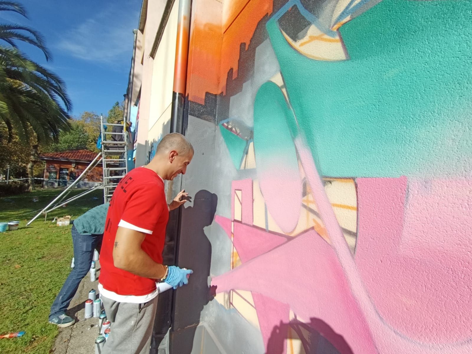 Diecinueve grafiteros se unen para lucir el polideportivo de La Felguera