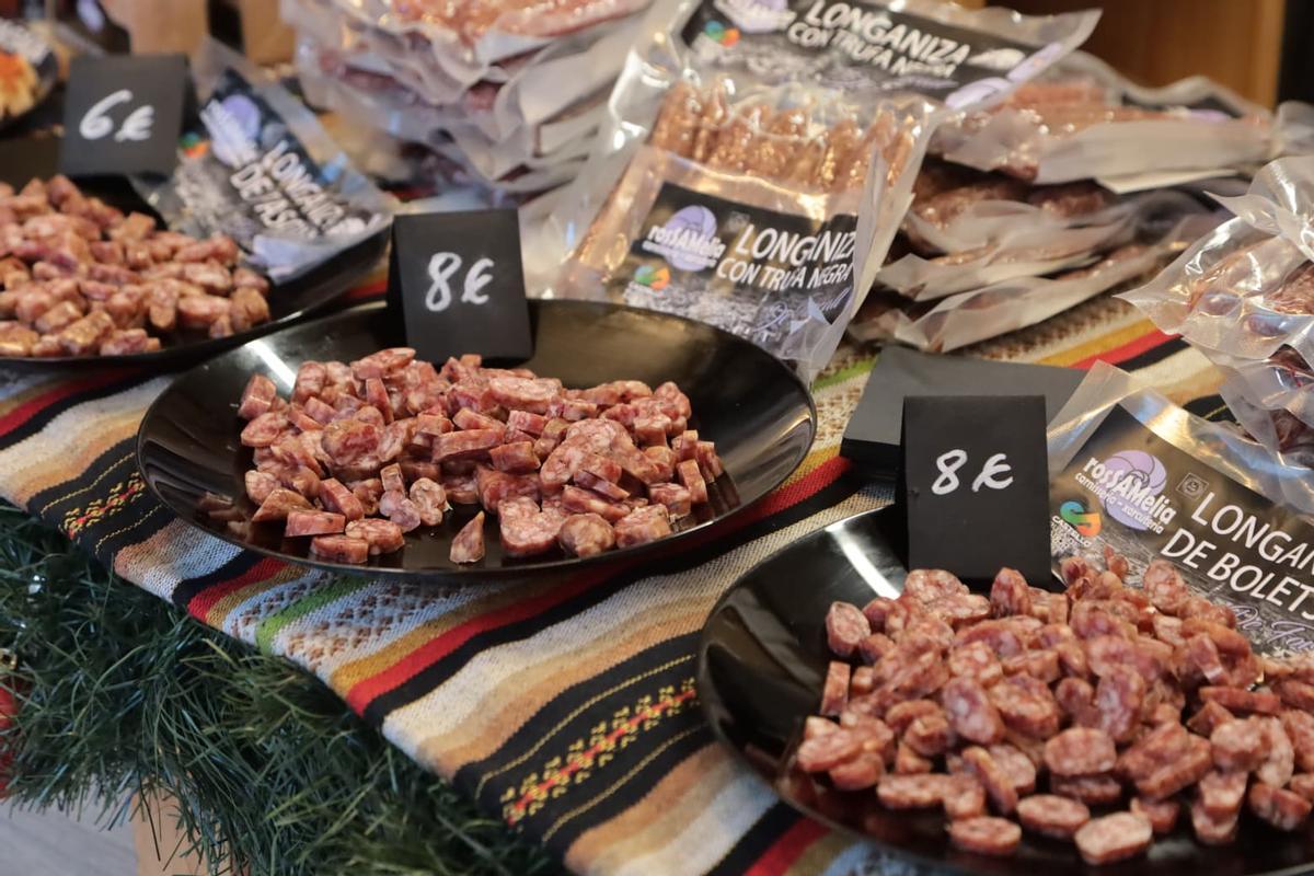 Variedad de embutidos en la feria.