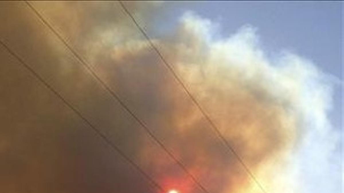 Columna de humo del incendio declarado en las cercanías de Hobart, en el estado de Tasmania (Australia), el domingo.