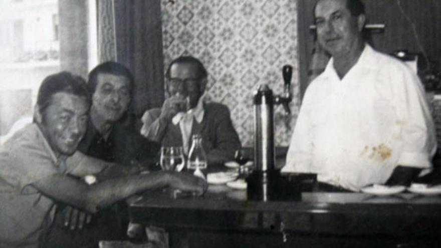 Fotografía de los años 70, en la que aparece trabajando en la barra Francisco Rodríguez Baquero, padre de Josefa, junto a unos clientes.