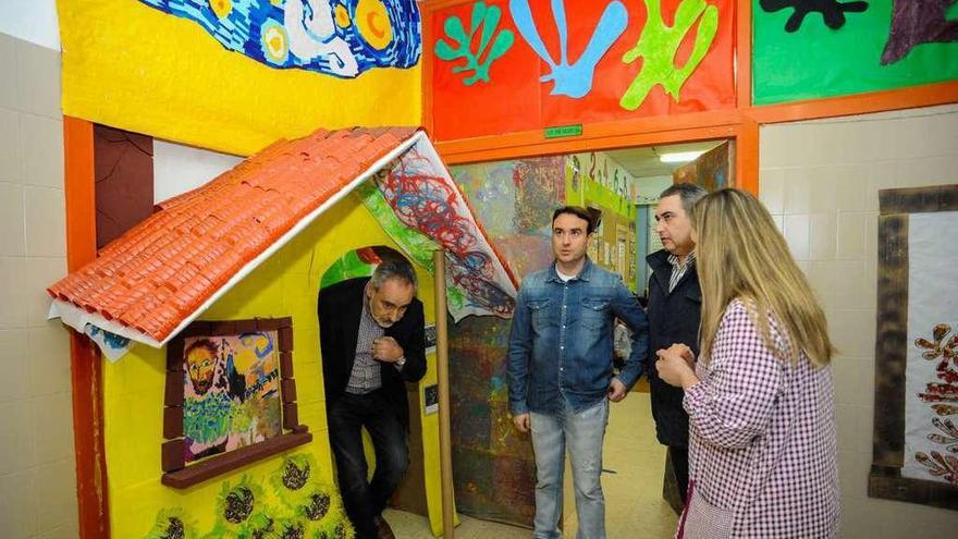 Tourís atraviesa la puerta de acceso a un aula, elaborada por los alumnos e inspirada en Van Gogh. // I.A.