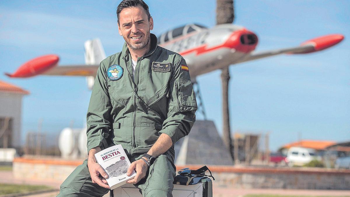 El molinense Alberto Vicente posa con su libro