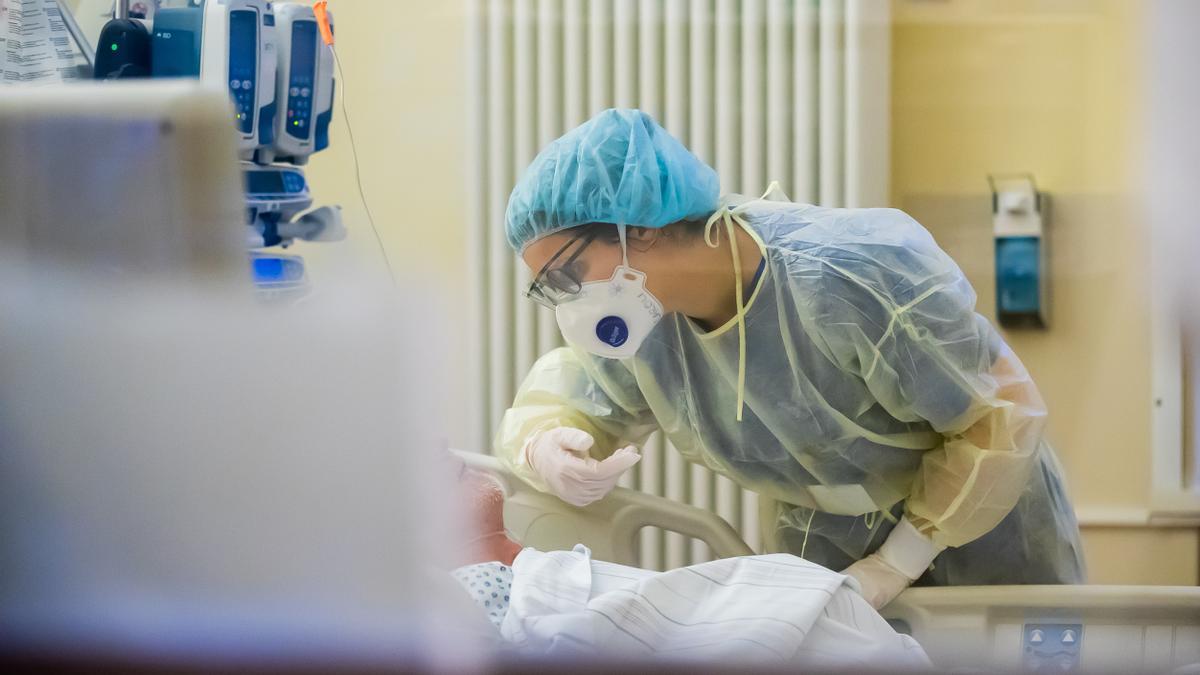 Una sanitaria atiende a un enfermo de covid.