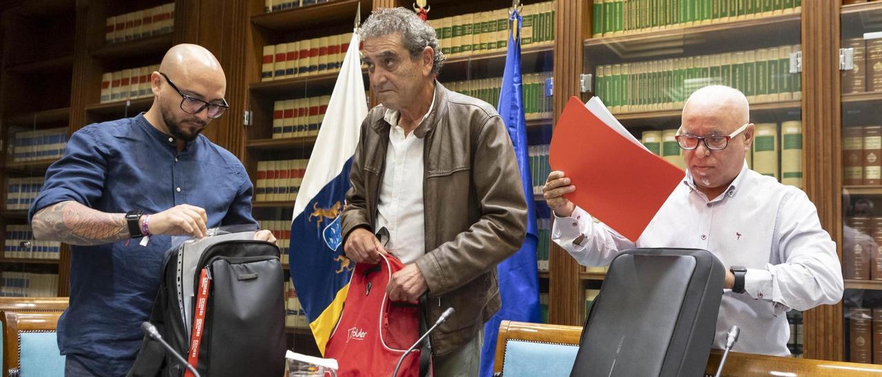 Borja Suárez (i), Inocencio Hernández (c) y Manuel Navarro (d) al término de sus comparecencias en la Comisión de Turismo del Parlamento.