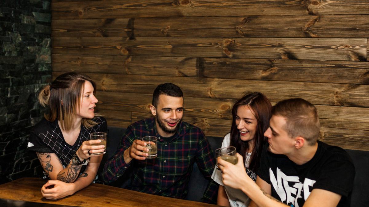 Un grupo de conversación en un bar
