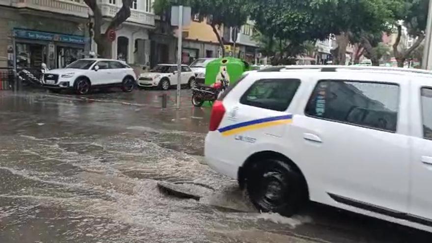 Las lluvias rebosan las alcantarillas de la calle San Bernardo