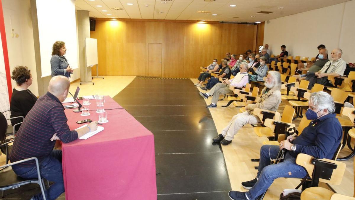 Asistentes al plenario de Podemos, con Alejandra Tejón de pie, ayer, en el Centro Municipal de El Coto. | Á. González