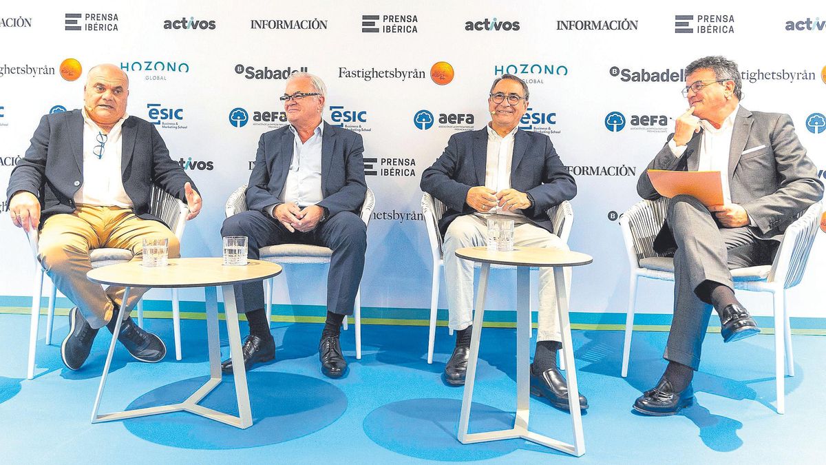 Pedro López (Chocolates Valor), Juan José Fornés (Masymas) y Jesús Navarro (Carmencita) conversan con Toni Cabot, director de Información.