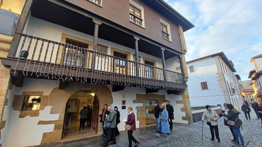 Visitantes dirigiéndose a la oficina de turismo de Villaviciosa, situada en la Casa de los Hevia. | P. T.