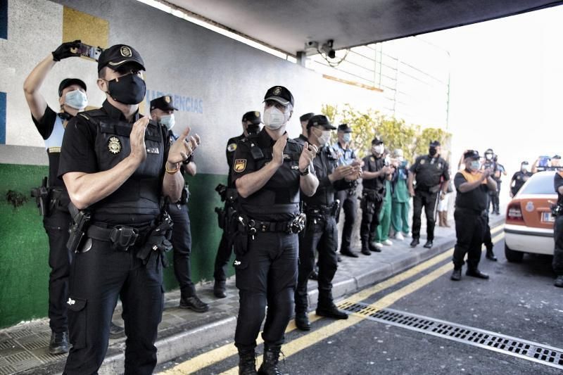 Últimos aplausos y homenaje a sanitarios del Hunsc