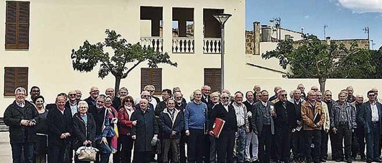 Participantes en la &#039;VIII Diada Cultural&#039; de la asociaciÃ³n Amics del Seminari de Mallorca, el pasado fin de semana en el pueblo de Sant Joan.