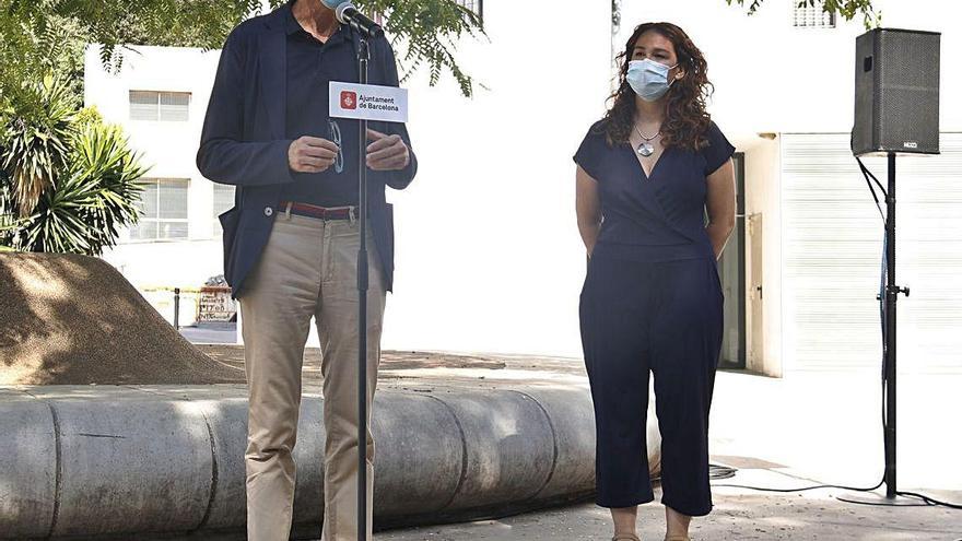 Josep Maria Argimon amb la regidora Laura Pérez, a Torre Baró