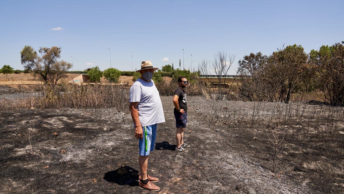 Antonio Leal y Agustín Rebollo, de la Comunidad de Regantes La Concordia, el domingo en la zona quemada.