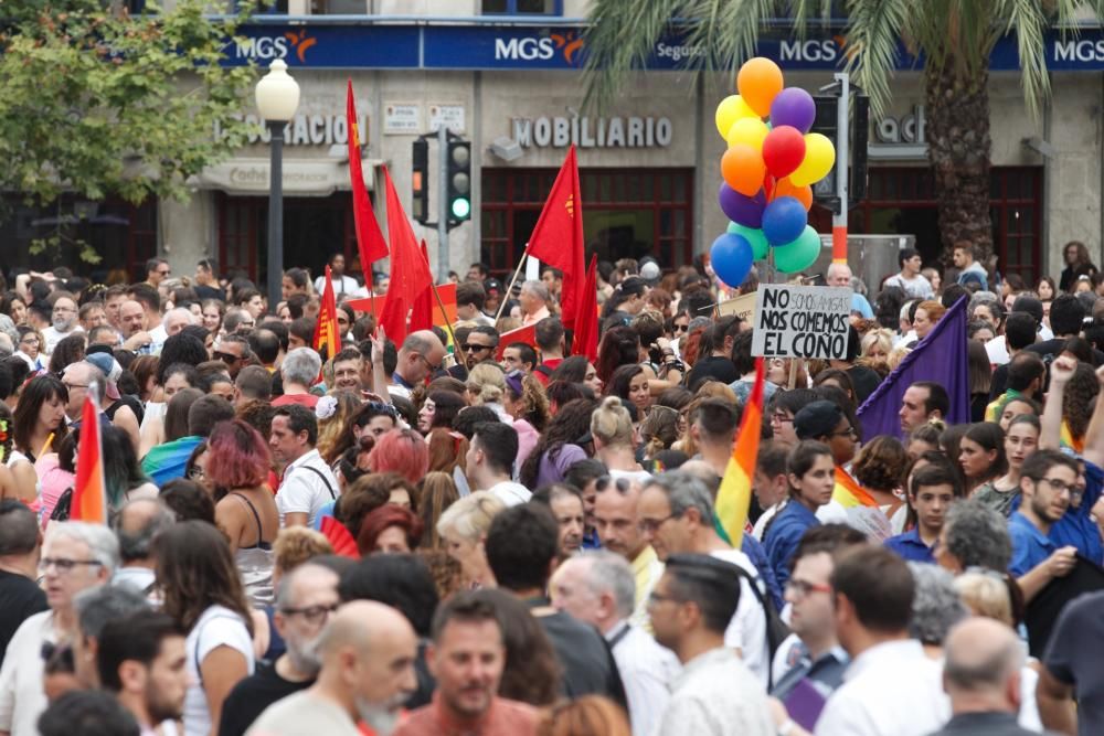 Alicante ondea la bandera del Orgullo LGTBI