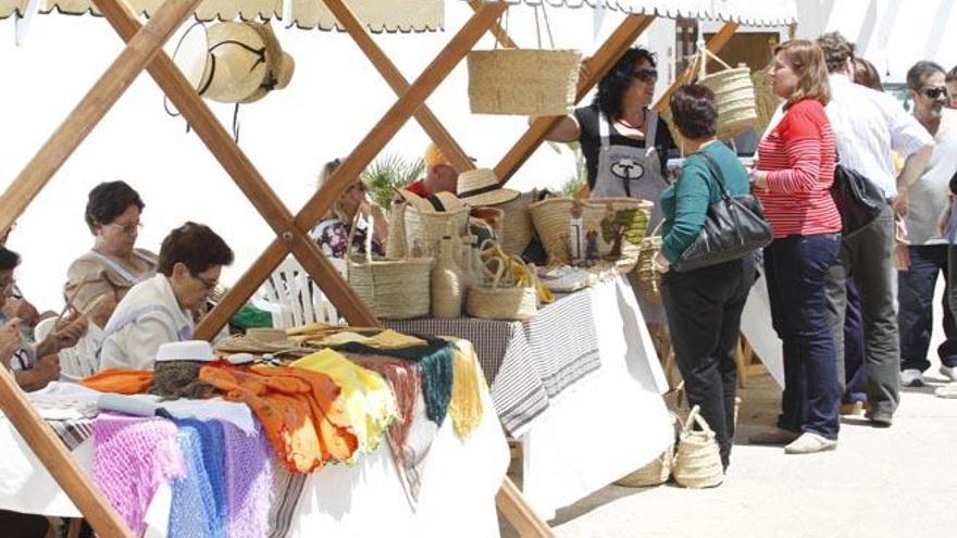 En la feria, además de adquirir productos tradicionales, era posible observar la elaboración artesanal.