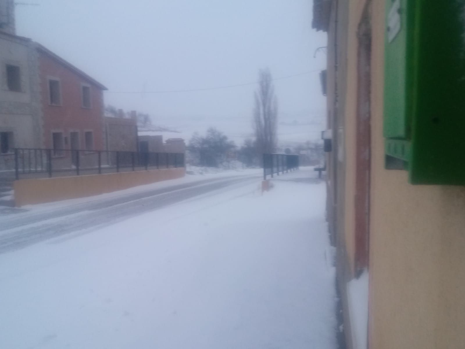 Las calles de Sanzoles, cubiertas de blanco