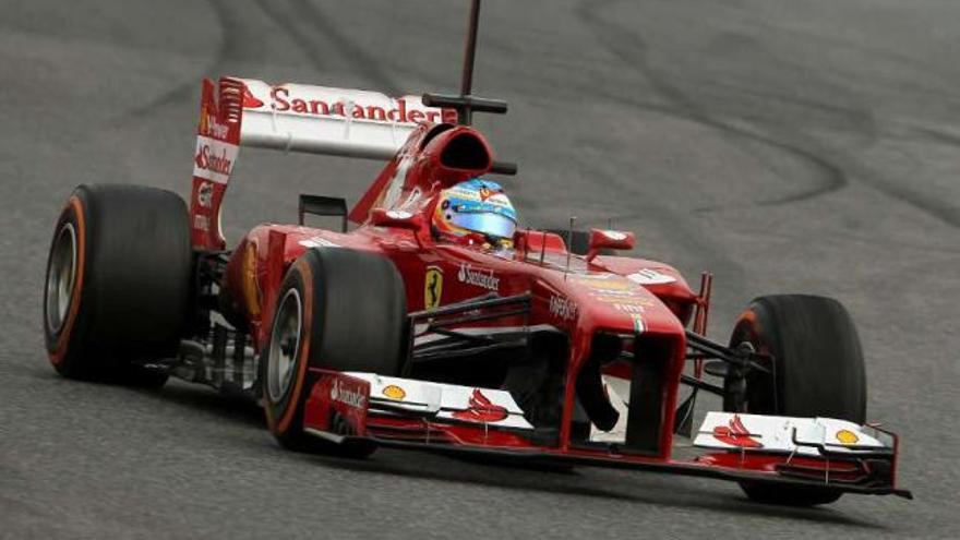 Alonso rueda con su monoplaza en uno de los test en Montmeló. // Toni Albir