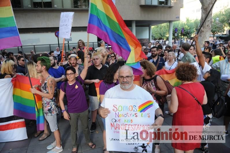 Concentración LGTBI en protesta por la manifestación neonazi del sábado