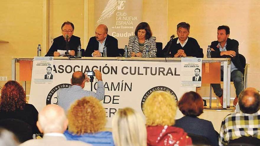 Los participantes en el homenaje al poeta Xosé Antón García, &quot;Pin&quot;.