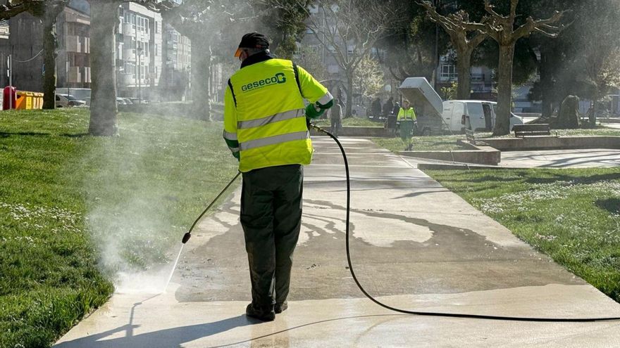 Operarios realizando labores de limpieza en la Alameda.