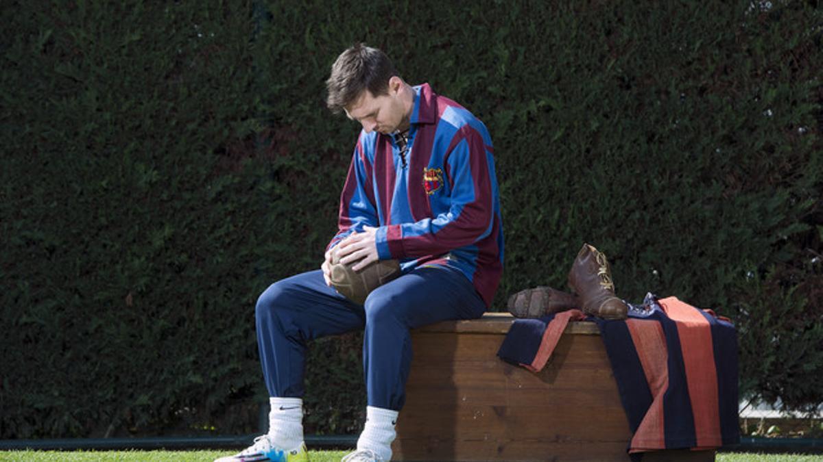 Messi posa para EL PERIÓDICO con una zamarra, un balón y unas botas de época de Alcántara.