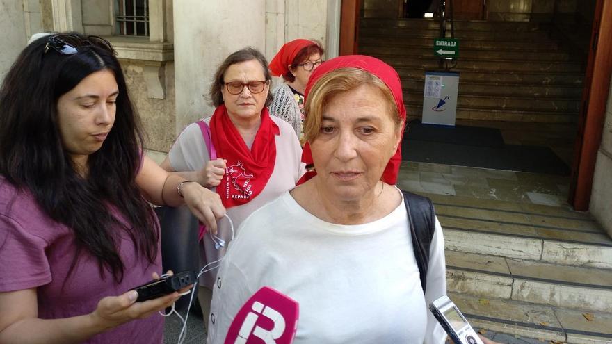 La presidenta de Memòria de Mallorca, Maria Antònia Oliver París, atiende a los medios en una imagen de archivo
