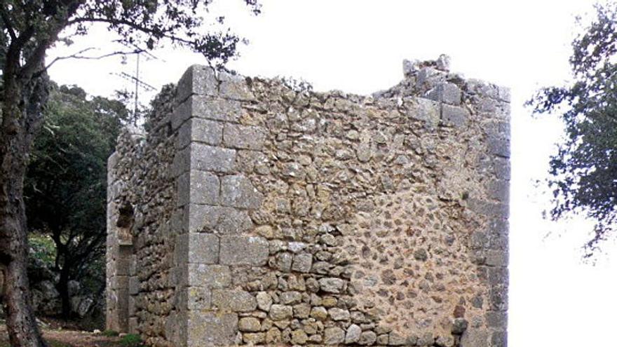 La puerta de la torre que está junto a la ‘sitja’ ha sido víctima del vandalismo. | PEP LLUÍS POL
