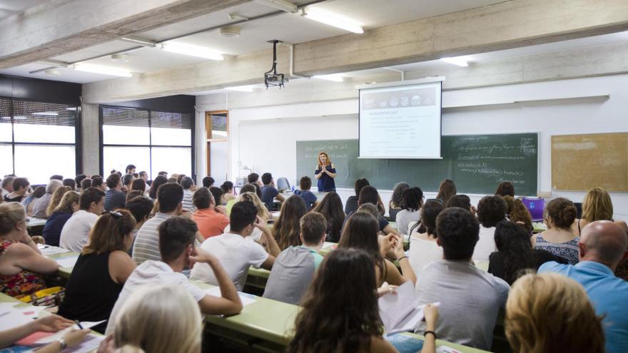 La beca ayudará en el pago de las matrículas de los alumnos matriculados en centros públicos valencianos