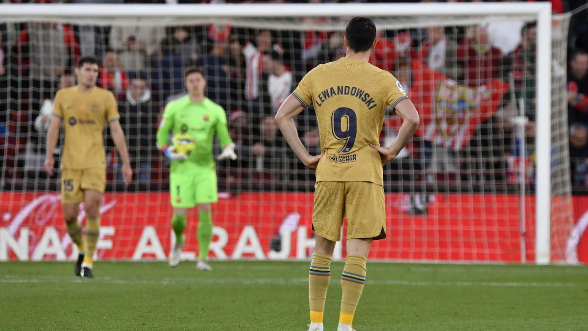 Los jugadores del Barcelona se lamentan tras el gol del Almería.