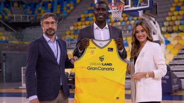 Eduardo Gómez de la Mata, director de marketing y estrategia digital de la cadena Lopesan; Sitapha Savané, expresidente del CB Gran Canaria, y Yasmina Newport, CEO del Grupo Newport, tras firmar el acuerdo entre Dreamland y los amarillos, en 2023