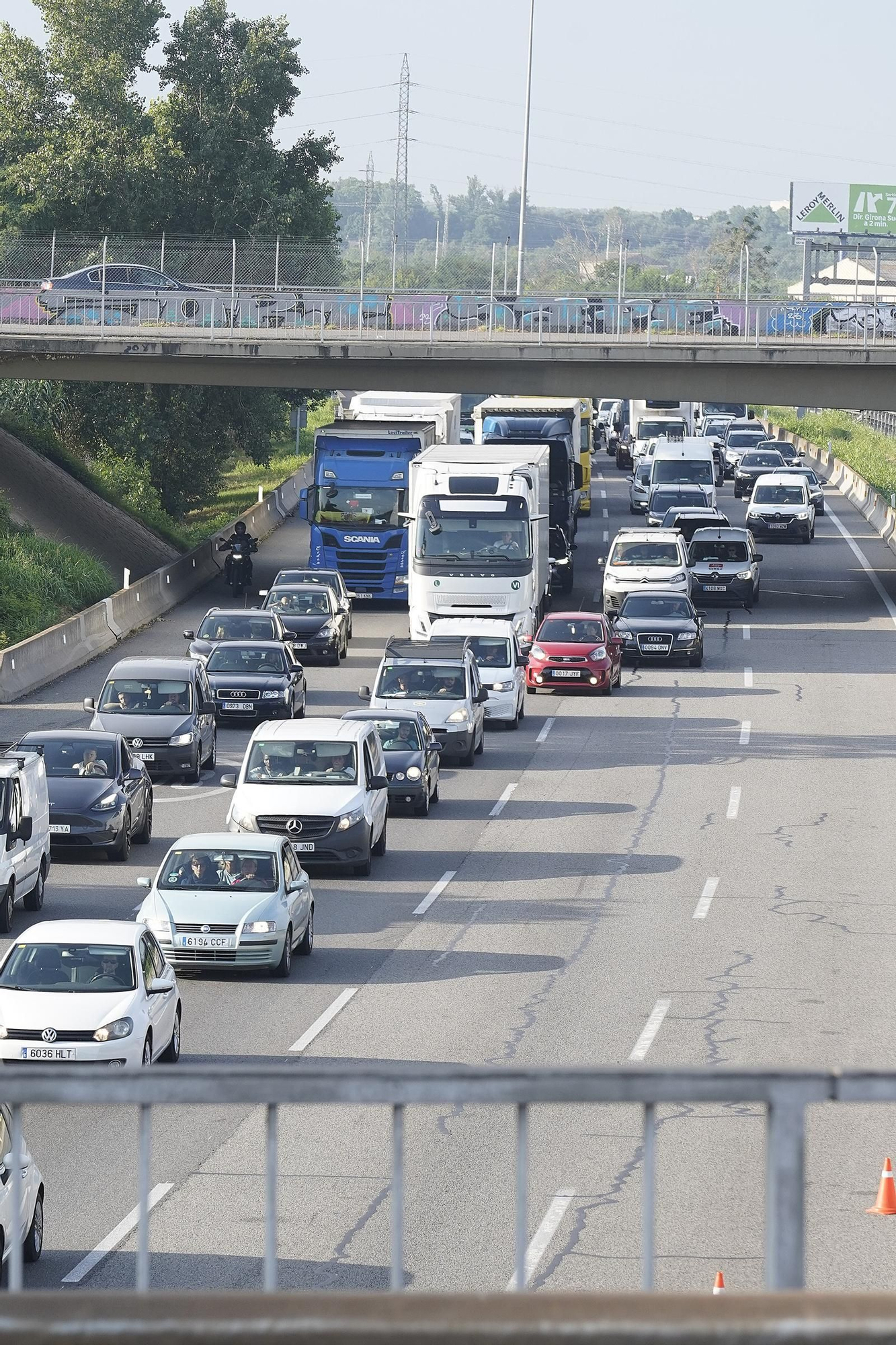 Les imatges de les cues quilomètriques a l’AP-7 per un accident múltiple a Salt